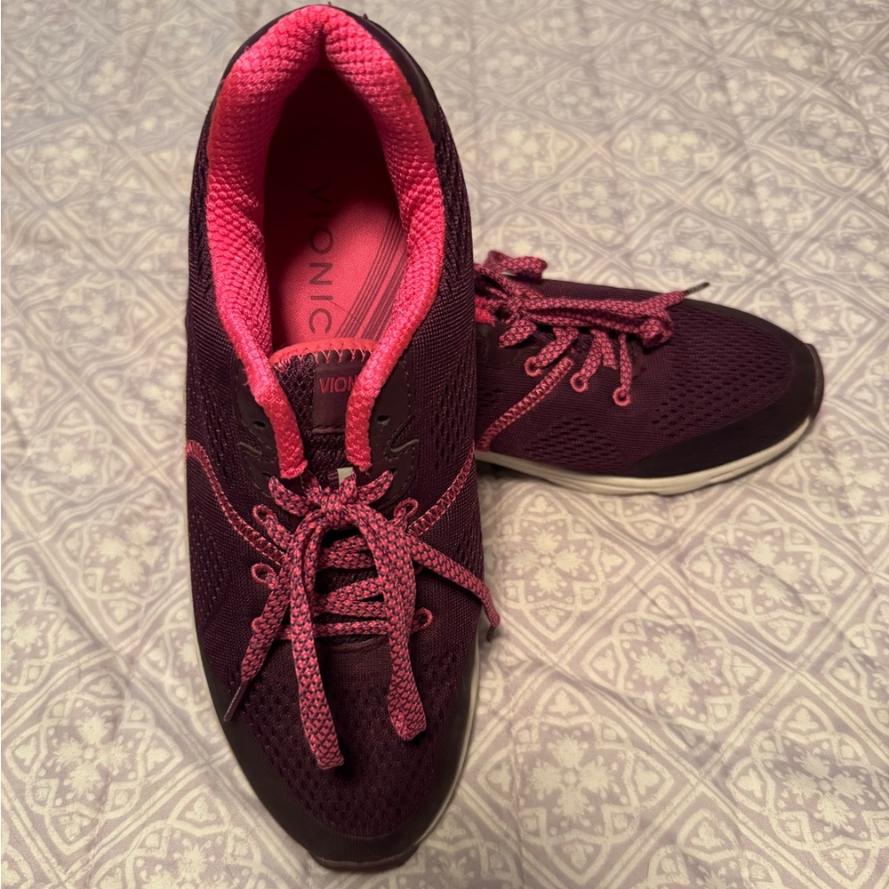 Vionic size 8 (fits like a wide).